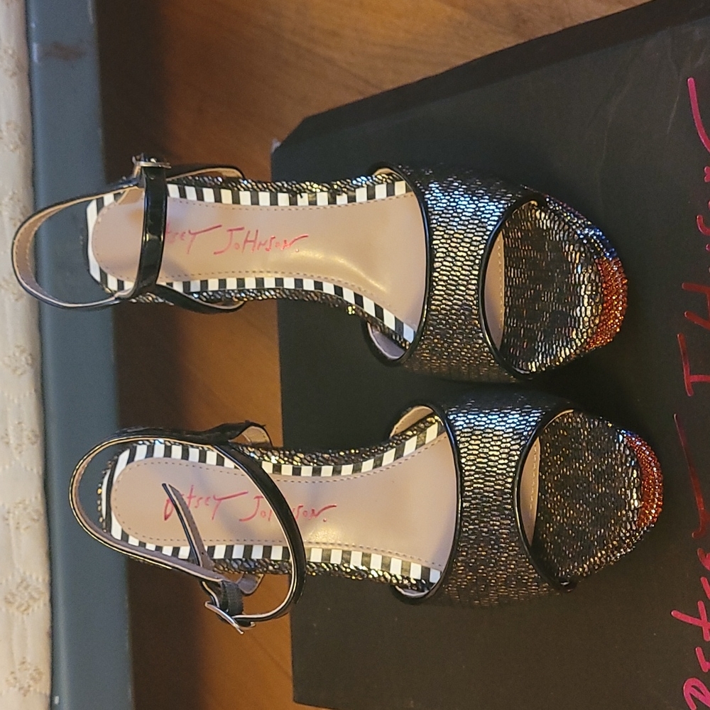 Size 6 Betsey Johnson Alaia heels - Picture 2 of 5